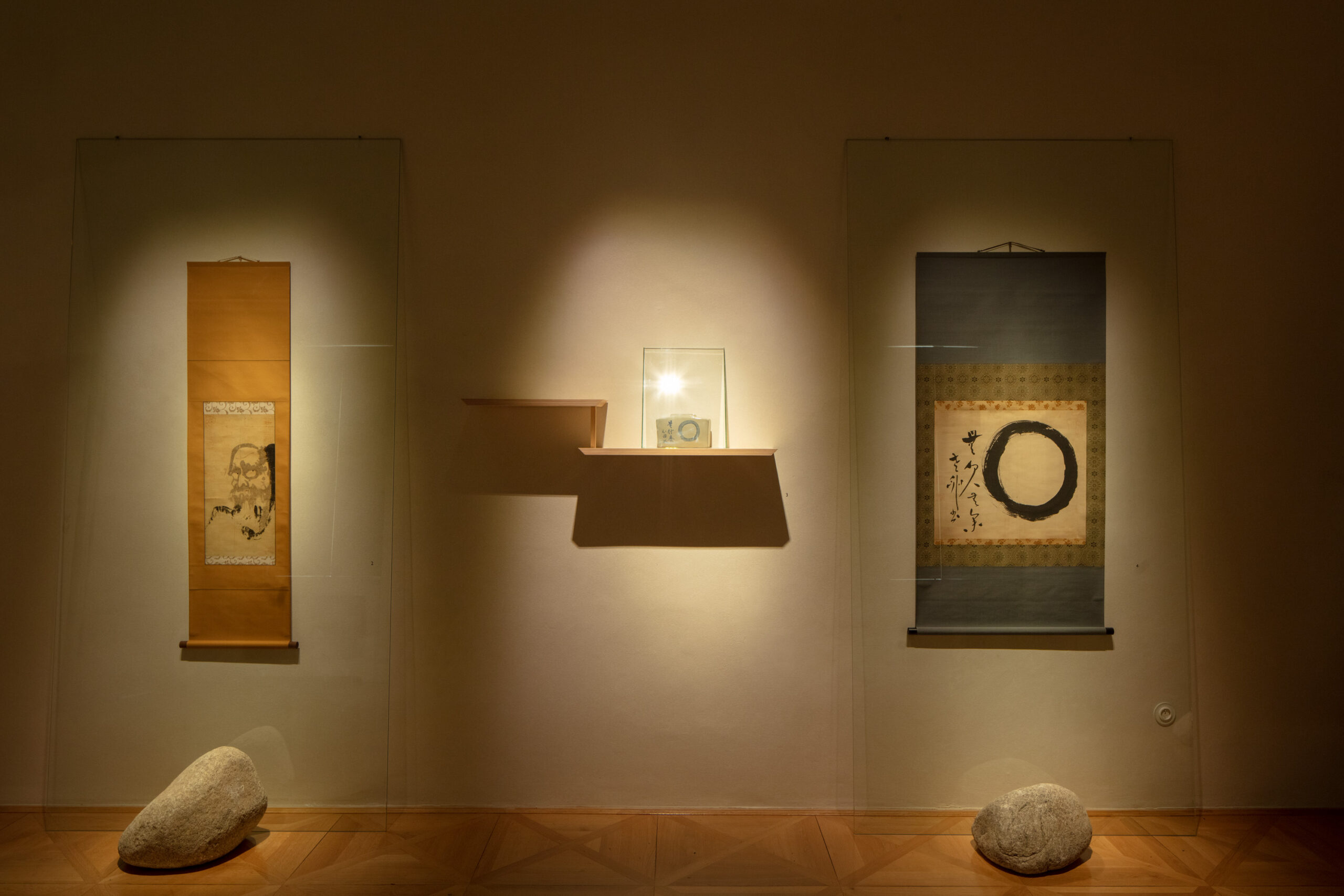 Architektura výstavy Zenga – japonské zenové obrazy ze sbírky Kaeru-an